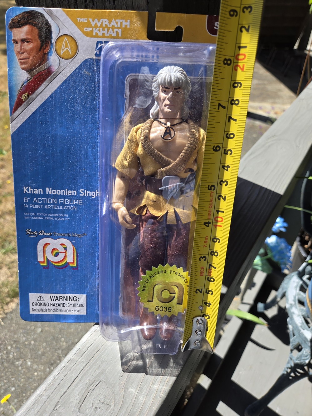 Khan Noonien Singh Action Figure – Star Trek (Yellow/Brown) - Picture 3 of 4